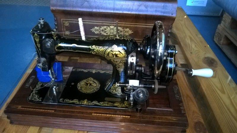 Bei diesem Prachtstück einer rund 100 Jahre alten Nähmaschine war nur die Funktion zu erläutern, in Hunderten "akuter Fälle" schon effektive Hilfe zu leisten.