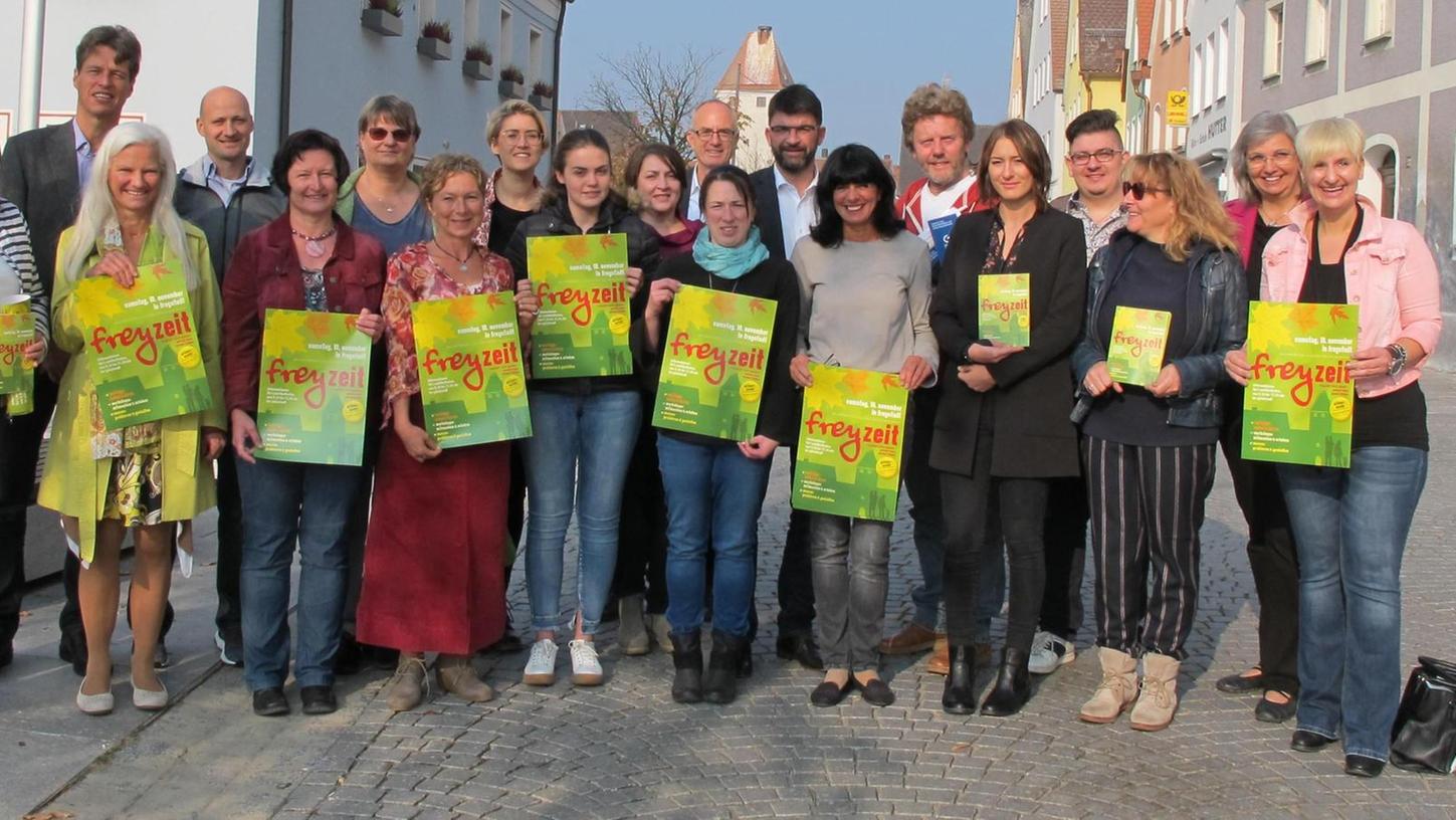 Aussteller, Gastronomen, Bürgermeister, Rathausmitarbeiter und Vertreter des Vereins "Wir leben Freystadt" werben für die "Freyzeit"-Messe.