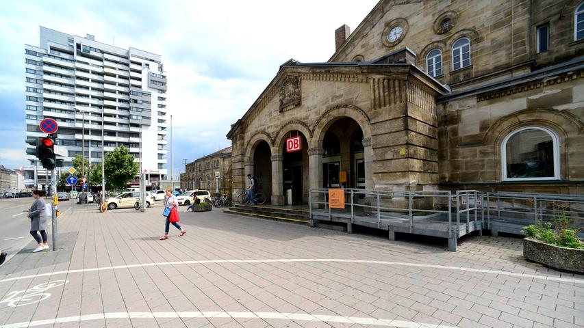 Der öffentliche Raum vor dem Gebäude könnte, meint OB Thomas Jung, zur "begrünten Zone" werden und... 
