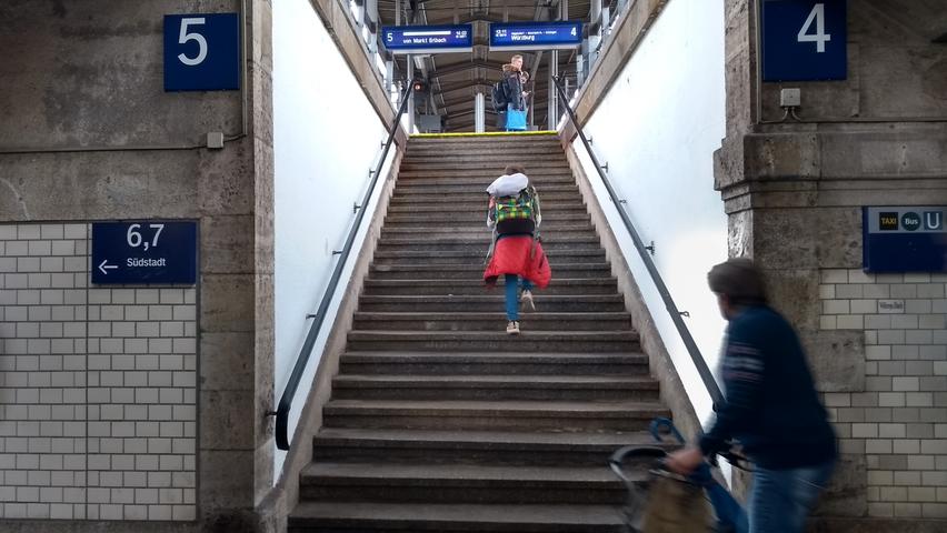 ...führt nach wie vor nur über Treppen: Für Menschen mit Handicap ist er nur schwer zu bewältigen. Hier müssen Bahn und Freistaat endlich handeln, fordert das Fürther Stadtoberhaupt.
