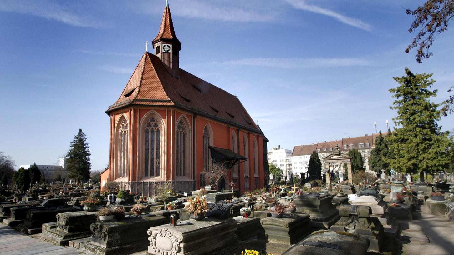 500 Jahre wird der Johannisfriedhof in diesem Jahr alt. Das Stadtarchiv hat deshalb eine Ausstellung auf die Beine gestellt, die die Bedeutung des Gottesackers – und die des gleichalten Rochusfriedhofs – für Nürnberg aufzeigt.