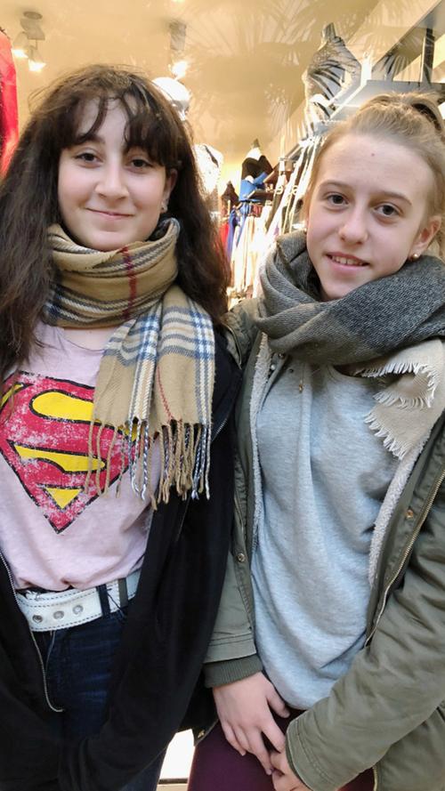 Die beiden Freundinnen Natalia Klimek (rechts) und Laila Kurdi (links), beide 13 Jahre alt, kaufen lieber im Einzelhandel ein: "Wir finden es besser, die Kleider griffbereit zu haben und sie sofort anprobieren zu können."