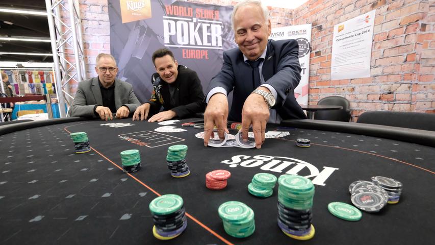 Motiv: Vorbesichtigung Consumenta 2018....Consumenta-Pokerturnier mit Jack Vegas mitte....rechts Dr. sc Klaus Dietze.. ....Datum: 26.10.2018.. ..Fotograf: Roland Fengler....Ressort: Lokales ....Exklusiv