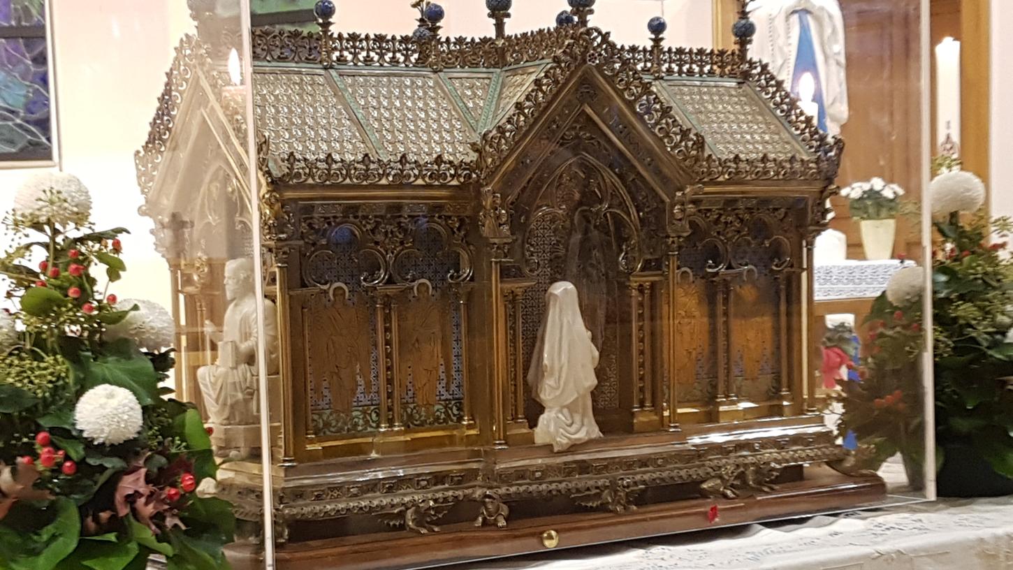 Geschützt durch Holz, Metall und Sicherheitsglas: Ein Stück des Rippenknochens der Heiligen Bernadette soll sich in dem kunstvoll gestalteten Heiligenschrein befinden.