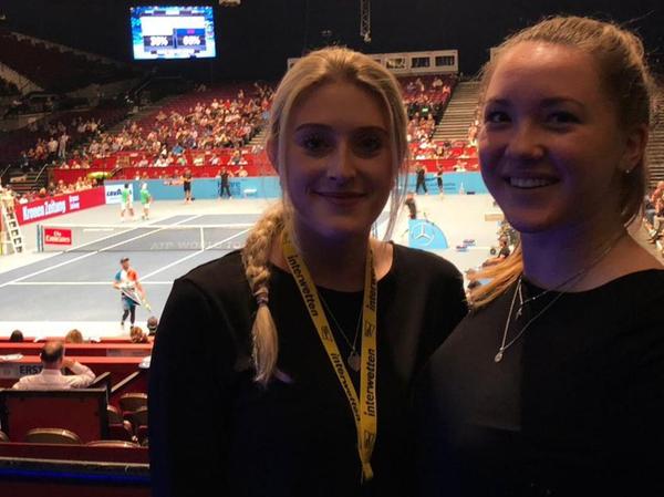 Erlebnisse im Tennis-Zirkus: Leonie Gietl (rechts) beim Turnier in Wien...