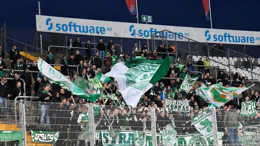 Auch einige Fans aus Fürth haben den Weg nach Darmstadt gefunden, um ihr Team anzufeuern.