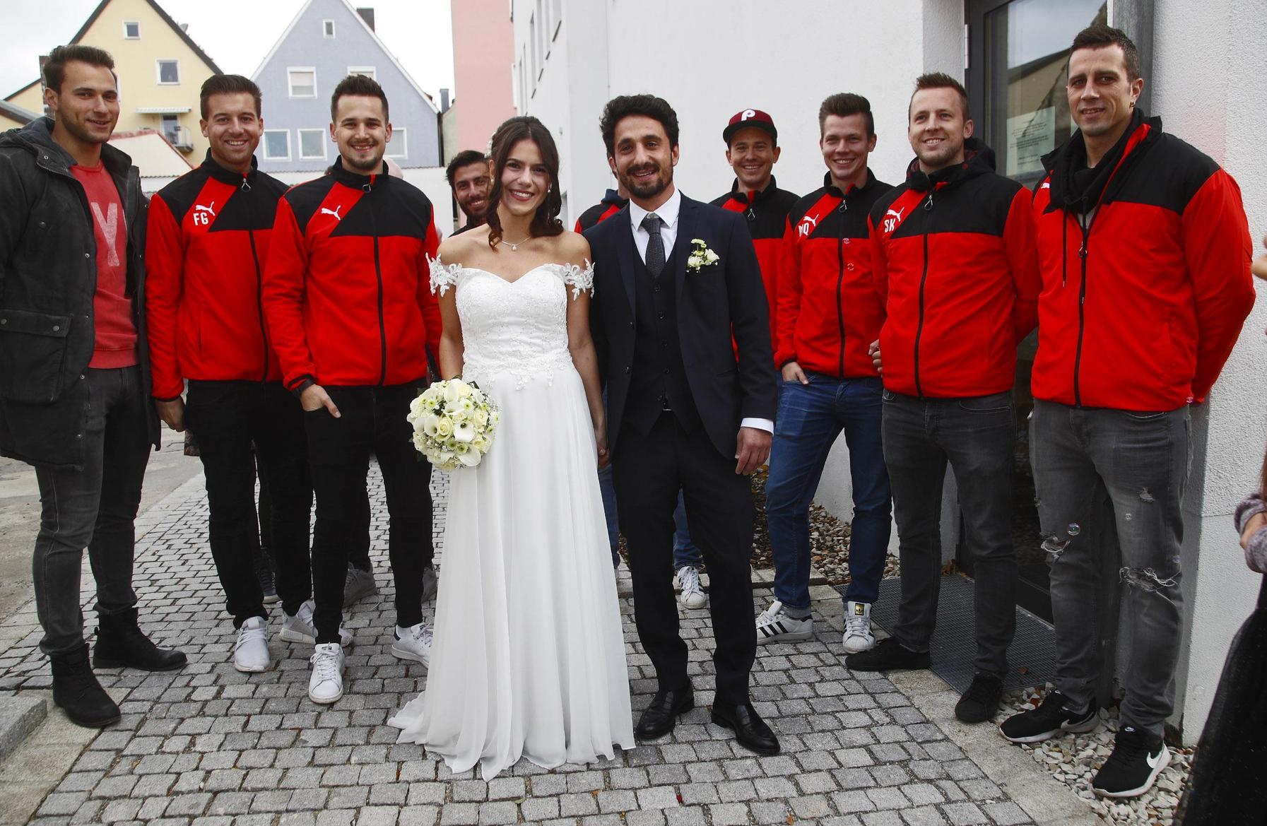 Der Trainer des Fußball-Bezirksligisten FC Holzheim hat sich getraut: Vahan Yelegen hat Bianca Schneider im Neumarkter Bürgerhaus standesamtlich geheiratet. Die 26-jährige Industriekauffrau und der 36-jährige Betonbauer sind beide aus Neumarkt und kennen sich seit über einem Jahr. "Liebe auf den ersten Blick" sei es damals gewesen, versichern Braut und Bräutigam. Ein gutes Omen für ihre Ehe: Vahan Yelegen ist einer der treuesten Fußballtrainer in der Region. Schon seit 2011 coacht er die erste Mannschaft des FC Holzheim in der Bezirks- und der Kreisliga. Nebenbei unterstützt er sein Team auch noch selbst auf dem Feld – erst am vergangenen Wochenende erzielte Yelegen das finale Tor zum 2:2 gegen Greding. Selbstverständlich stand das Holzheimer Team nun auch vor dem Bürgerhaus Spalier, um dem frisch vermählten Ehepaar alles erdenklich Gute zu wünschen. Bei aller Feierlaune: Schon heute steht das Auswärtsspiel bei der TSG Roth an. Hier geht es zu allen Hochzeiten des Jahres 2018