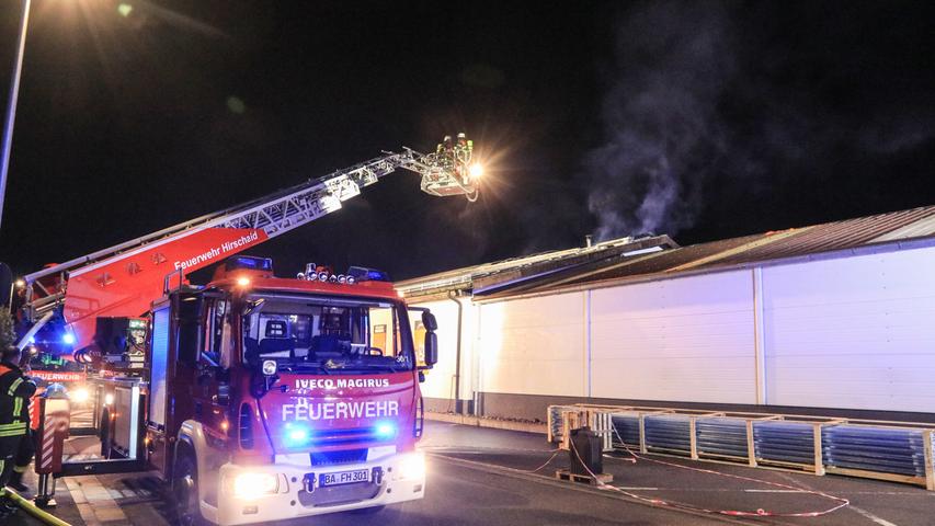 Dachstuhlbrand: Elektrofachmarkt stand in Herrnsdorf in Flammen