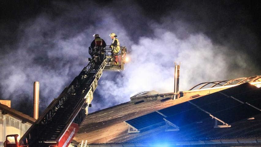 Dachstuhlbrand: Elektrofachmarkt stand in Herrnsdorf in Flammen
