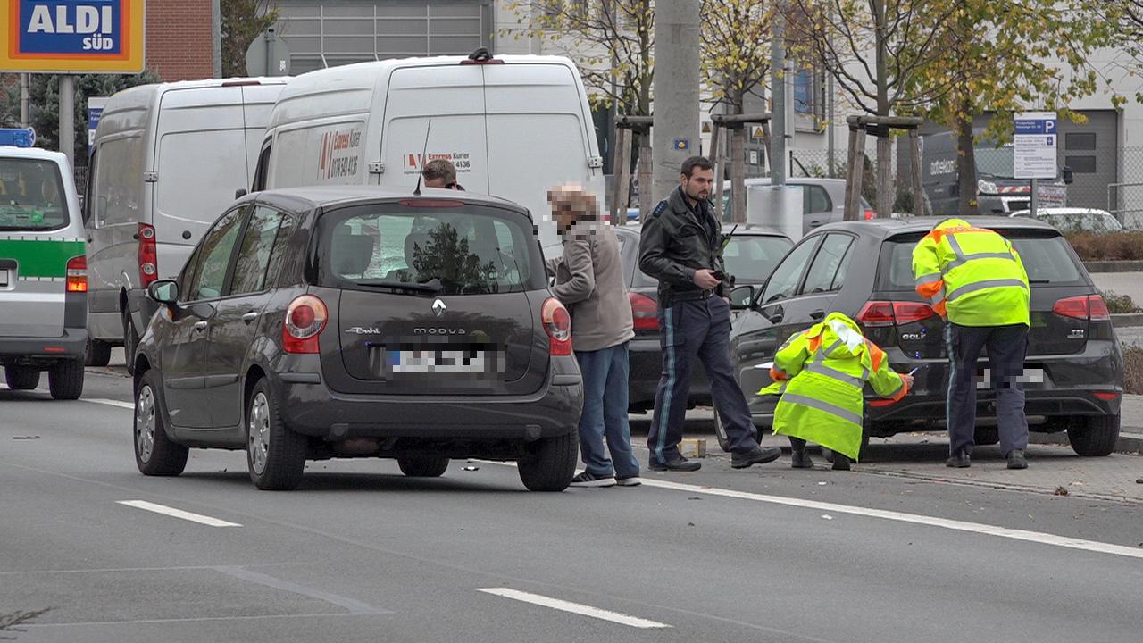 Am Samstagmittag überquerte ein Zehnjähriger im Nürnberger Süden unvermittelt die Straße und wurde dabei von einem Auto erfasst.