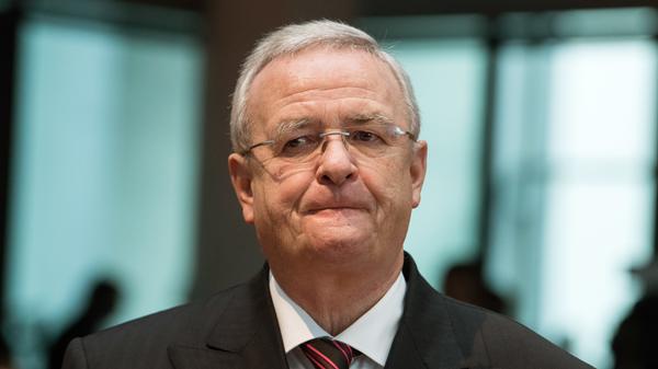 Die Staatsanwaltschaft Braunschweig ermittelt nun auch gegen Ex-Konzernchef Winterkorn. Auch gegen eine weitere Person werde ermittelt, teilt die Staatsanwaltschaft mit. Grund sei ein Anfangsverdacht auf Marktmanipulation bei Wertpapieren von Volkswagen. Die beiden hätten bewusst Informationen über die manipulierten Abgaswerte zurückgehalten, um den Wert der VW-Aktien nicht einbrechen zu lassen.