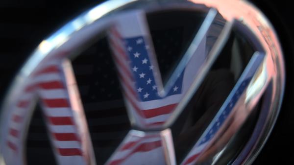 Im Abgasskandal hat Volkswagen sich in den USA mit den Behörden auf eine Zahlung von 14,7 Milliarden Dollar (rund 13,3 Milliarden Euro) geeinigt. Gut zehn Milliarden Dollar sind für den Rückkauf manipulierter Dieselautos vorgesehen, weitere fast fünf Milliarden Dollar soll VW in zwei Umweltfonds einzahlen.