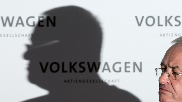 Martin Winterkorn zieht die Konsequenzen aus der Abgas-Affäre. Als Vorstandsvorsitzender übernimmt er die Verantwortung für die Manipulationen. Seit Januar 2007 war er Konzernchef. Auf ihn folgt Matthias Müller, der seit 2010 Chef beim Sportwagenhersteller Porsche ist. Auch gegen Verkehrsminister Alexander Dobrindt werden erste Vorwürfe laut. Der gibt sich ahnungslos - er habe vom Verdacht gegen Volkswagen "zum ersten Mal aus der Zeitung erfahren".