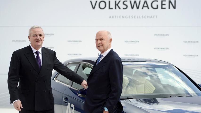 Der einstige Vorstandsvorsitzende von VW, Ferdinand Piëch (re.), beschuldigt den ehemaligen Konzernchef Martin Winterkorn, früher als bislang eingeräumt von dem Dieselbetrug gewusst zu haben. Später erweitert er die Anschuldigungen auf vier weitere Aufsichtsräte.