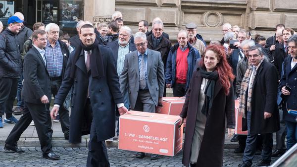 Der Rechtsdienstleister MyRight reicht in Braunschweig eine Klage im Abgasskandal ein, von der Signalwirkung ausgehen soll. Hier und bei anderen Anbietern sammeln sich deutsche Betroffene, um Ansprüche wegen Wertverlusts ihres Fahrzeugs geltend zu machen. 2,5 Millionen deutsche Kunden sind von dem Skandal betroffen. Bis zu diesem Zeitpunkt müssen sie sich mit einer Umrüstung des Autos begnügen - ohne Schadensersatzzahlungen. Mittlerweile hat auch der Bundeszentrale Verbraucherverband gemeinsam mit dem ADAC eine Art Sammelklage erarbeitet.