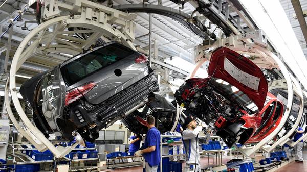 Massive Stellenstreichungen: Entgegen anfänglicher Beschwichtigungen einigen sich Betriebsrat und Vorstand auf massive Stellenkürzungen. Betroffen sind vor allem deutsche Standorte: Bis 2025 sollen hier 23.000 Stellen abgebaut werden. Mit dem Schritt soll der Konzern nach der Abgasaffäre fit für die Zukunft gemacht werden.