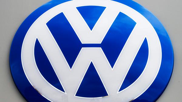 Überraschende Aussage: VW tut seine Ansicht kund, dass es sich bei der Schummel-Software um "keine unzulässige Abschalteinrichtung nach europäischem Recht" handelt und zweifelt die Schädlichkeit von Stickoxid-Emissionen an: "Eine seriöse Ermittlung von Krankheitszahlen oder sogar Todesfällen für bestimmte Bevölkerungsgruppen ist nach unserem Kenntnisstand aus wissenschaftlicher Sicht nicht möglich", so ein Sprecher. Das Verkehrsministerium teilt diese Einschätzung nicht.
