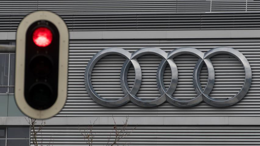 Der Kreis weitet sich: Konzerntochter Audi gibt zu, dass sie in Fahrzeugen mit Drei-Liter-Dieselmotor drei Programme installiert habe, die als Defeat Service gelten. Das heißt, dass Abgaswerte während eines Emissionstests manipuliert werden.