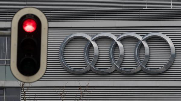 Der Kreis weitet sich: Konzerntochter Audi gibt zu, dass sie in Fahrzeugen mit Drei-Liter-Dieselmotor drei Programme installiert habe, die als Defeat Service gelten. Das heißt, dass Abgaswerte während eines Emissionstests manipuliert werden.