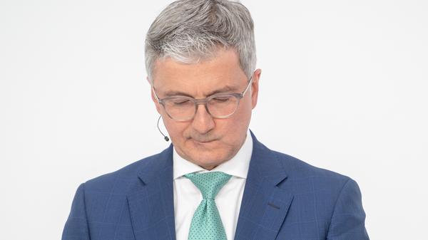 Der Vorstandsvorsitzende von Audi, Rupert Stadler, wird wegen Verdunkelungsgefahr festgenommen. Ihm wird Betrug beim Verkauf von Dieselautos mit manipulierter Abgasreinigung vorgeworfen. Am 2. Oktober trennt sich das Unternehmen von ihm, "einvernehmlich", wie es heißt. Grund sei die andauernde Untersuchungshaft, derentwegen er die täglichen Geschäfte nicht fortführen könne. Audi wird zurzeit kommissarisch von Vertriebschef Bram Schot geführt.
