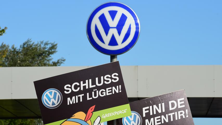 Erstmals verklagt ein Großkunde den VW-Konzern: Der Fischhändler Deutsche See verlangt 11,9 Millionen Euro von VW, weil der Chef des Unternehmens, Egbert Miebach, die Flotte aus Nachhaltigkeitsgründen auf die sogenannte "BlueMotion"-Dieseltechnologie hatte umrüsten lassen. Nach Bekanntwerden des Skandals fühlte sich das Unternehmen "arglistig getäuscht".