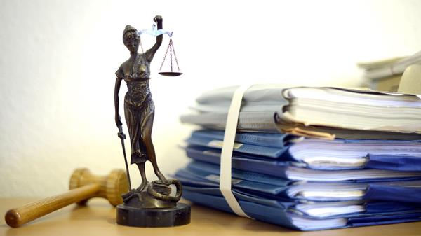 Volkswagen gewinnt den ersten Prozess in Deutschland, der sich mit dem Abgas-Skandal befasst: Das Landgericht Bochum weist die Klage eines Autobesitzers ab. Dieser hatte gefordert, dass VW seinen mit der Manipulationssoftware ausgestatteten Tiguan zurücknimmt. Die Kosten für die Behebung des Mangels lägen unterhalb der Bagatellgrenze von einem Prozent des Kaufpreises, so der Richter. Nach Angaben des Landgerichts Braunschweig sind in Deutschland mittlerweile 76 Schadenersatzklagen wegen der Diesel-Affäre eingegangen. Die meisten Forderungen stammen von privaten Anlegern. Hinzu kommt die Sammelklage von 278 Großinvestoren. Eine zweite Sammelklage wird bereits vorbereitet.