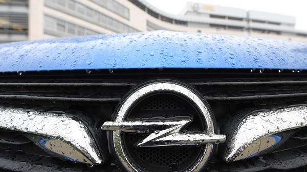 Nach Bekanntwerden der VW-Manipulationen an Dieselmotoren ließ das Verkehrsministerium die Abgase vieler Modelle nachmessen. Jetzt bessern die Hersteller Porsche, Audi, VW, Daimler und Opel insgesamt rund 630.000 Autos nach – freiwillig, wie sie betonen.