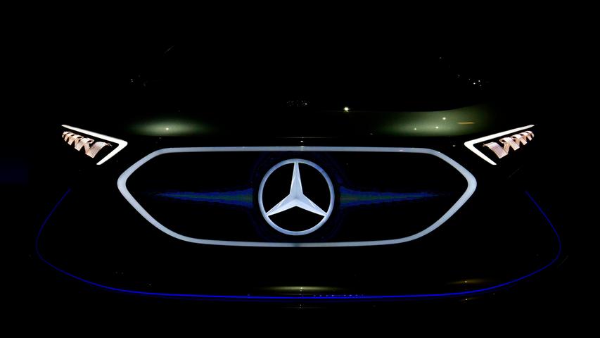 Verdacht gegen Daimler: Auch der Stuttgarter Autokonzern  steht nun im Verdacht, Dieselfahrzeuge manipuliert zu haben. Bei mehreren Mercedes-Modellen soll nicht genug Harnstofflösung zur Abgasreinigung eingespritzt worden sein. Verkehrsminister Andreas Scheuer ordnete den Rückruf an. Europaweit sind 774.000 Fahrzeuge betroffen.