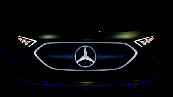 Verdacht gegen Daimler: Auch der Stuttgarter Autokonzern steht nun im Verdacht, Dieselfahrzeuge manipuliert zu haben. Bei mehreren Mercedes-Modellen soll nicht genug Harnstofflösung zur Abgasreinigung eingespritzt worden sein. Verkehrsminister Andreas Scheuer ordnete den Rückruf an. Europaweit sind 774.000 Fahrzeuge betroffen.