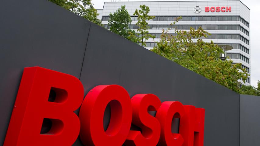 Der Autozulieferer Bosch ist offenbar stärker in den VW-Abgasskandal verstrickt als bisher bekannt. Dokumente im US-Verfahren belegen, dass der Autozulieferer aktiv an der Manipulation von Dieselmotoren beteiligt war und das zu vertuschen versuchte. Im Februar handelt Bosch mit dem zuständigen US-Richter eine Vergleichszahlung von 327,5 Millionen Dollar aus.