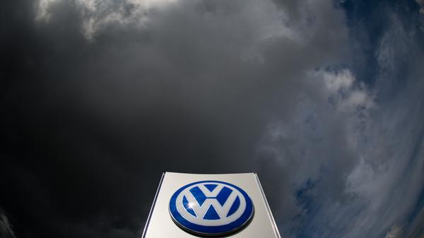 VW gibt die Manipulation zu. Zwei Tage später gibt der Konzern eine Gewinnwarnung heraus. Im dritten Quartal werden rund 6,5 Milliarden Euro zurückgestellt. Zugleich räumen die Wolfsburger ein, dass das Problem nicht auf die USA begrenzt ist: Weltweit seien etwa elf Millionen Fahrzeuge betroffen. Externe Schätzungen sprechen hingegen von 112 Millionen. Der Generalstaatsanwalt des US-Bundesstaats New York nimmt Ermittlungen auf.