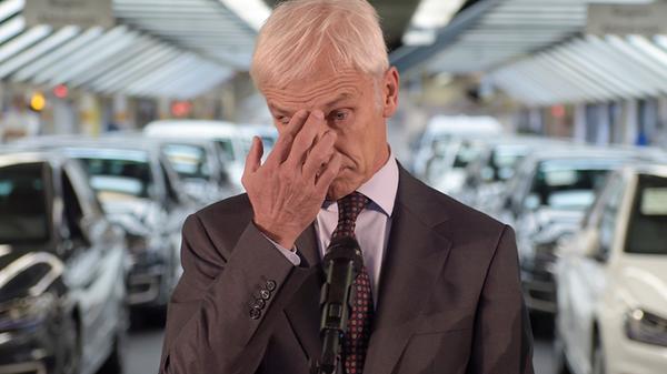 Im Umfeld der US-Motor-Show in Detroit sorgt VW-Chef Matthias Müller für Irritation. Den betrügerischen Abgasskandal rückt er in Interviews in die Nähe von technischen Versehen. Die VW-Verantwortlichen hätten die Gesetzeslage seinerzeit wohl falsch interpretiert. Im ARD-Morgenmagazin spricht Müller von einem Fehler, der den Technikern nicht bewusst gewesen sei. Die Reaktionen: Kopfschütteln in Deutschland, Wut und Empörung in den USA.