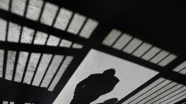 Der deutsche VW-Manager Oliver S. räumt seine Rolle im Abgasskandal ein und schließt einen Deal mit der Staatsanwaltschaft. Der Mann, der bei dem Automobilkonzern von Februar 2012 bis März 2015 in leitender Funktion für Umweltfragen in den USA zuständig war, muss für sieben Jahre ins Gefängnis und 400.000 Dollar Strafe zahlen. Ihm hatten bis zu 169 Jahre Haft gedroht. Zuvor war bereits VW-Ingenieur James L. zu mehr als drei Jahren Haft und einer hohen Geldbuße verurteilt worden.