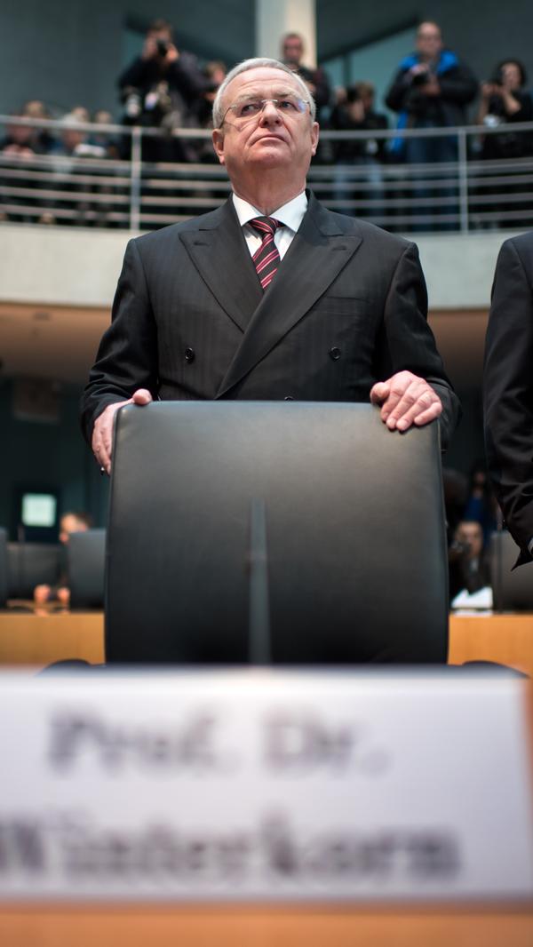 Anklage gegen Martin Winterkorn in den USA: Das US-Justizministerium beschuldigt den ehemaligen VW-Chef Martin Winterkorn der Mittäterschaft im Diesel-Abgasskandal. In der Anklageschrift wird ihm vorgeworfen, Teil einer Verschwörung zum Verstoß gegen US-Umweltgesetze gewesen zu sein. Ein Haftbefehl wird erlassen. Solange Winterkorn aber in Deutschland bleibt, hat er diesbezüglich nichts zu befürchten: nach Angaben des Bundesjustizministeriums wird Winterkorn nicht an die USA ausgeliefert.
