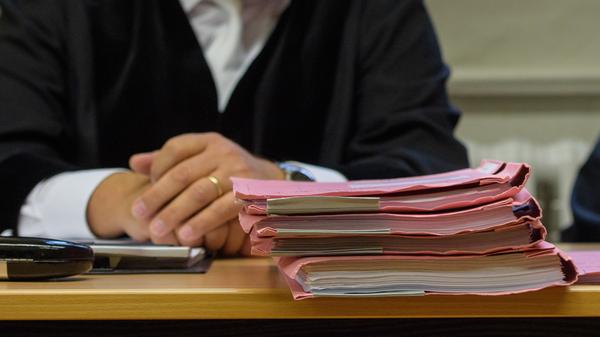 Eingeständnis: Die Staatsanwaltschaft Braunschweig verhängt ein Bußgeld über eine Milliarde Euro gegen VW. Der Konzern legt dagegen keine Rechtsmittel ein und bekennt sich einer Mitteilung zufolge "zu seiner Verantwortung". Das Geld wir in den Haushalt der Länderregierung einfließen. Deutschlandweit gibt es mittlerweile einem VW-Sprecher zufolge rund 4500 Urteile überwiegend von Landgerichten und etwa ein Dutzend von Oberlandesgerichten.