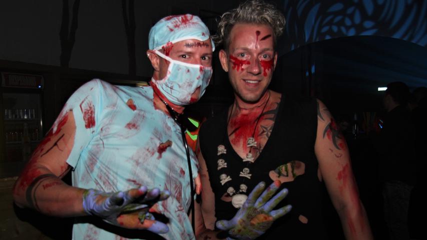 Zombie-Arzt Flo und Nekromant Timo waren bei der Wahl ihrer Kostüme kreativ - und pragmatisch: "Ich habe einfach in den Keller geschaut und was zuammengebastelt", sagt Timo. Was er darstellt, hat er erst entschieden, als das Outfit fertig war....