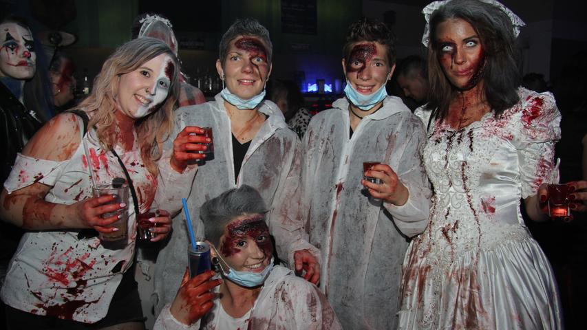 Wen haben wir denn da? Zombiebraut Yvonne (rechts) feiert mit ihren vier Freundinnen zu den Party-Hits in der Hirsch-Lounge. Für diese Feier hat sie sich extra ein Brautkleid in Gruselversion bestellt. "Ich fand Zombie-Braut schon immer cool."