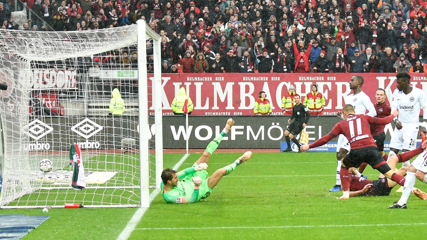 Da war die Welt der Club-Fans noch in Ordnung: Mit seinem ersten Ballkontakt bringt Adam Zrelak Nürnberg gegen Frankfurt in Führung.