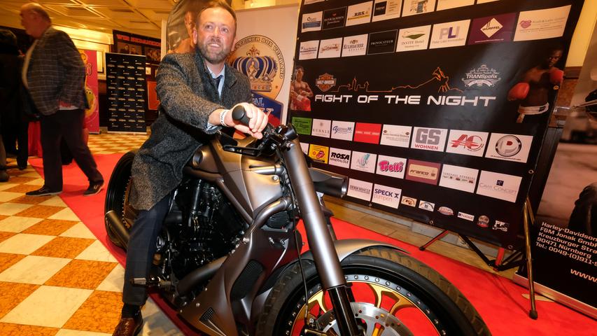 Während zahlreiche Gäste bereitwillig mit Motorrädern für Fotos auf dem roten Teppich posierten...