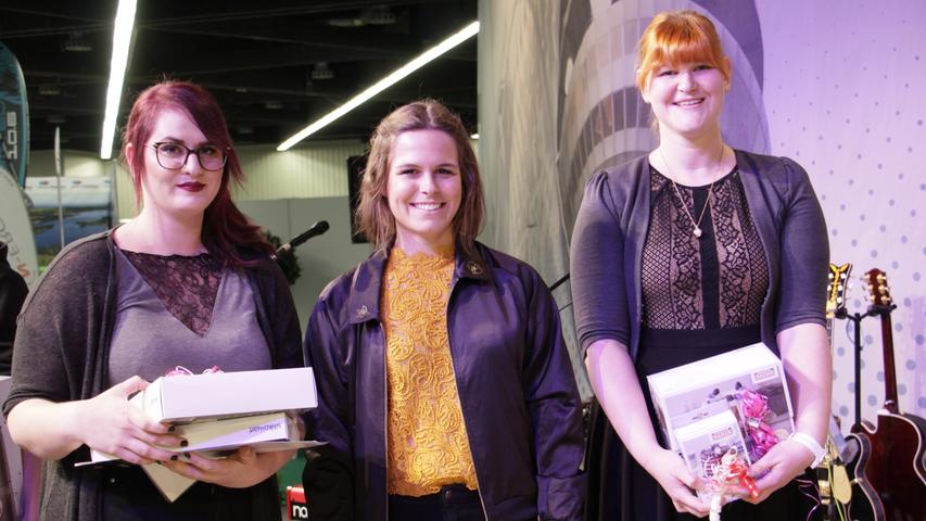 Platz 2 ging an Julia Rüdiger (rechts) und ihre gebackenen Christbaumkugeln, den dritten Preis erhielt Celina Mattheis (links) für ihre riesige Schneekugeltorte.