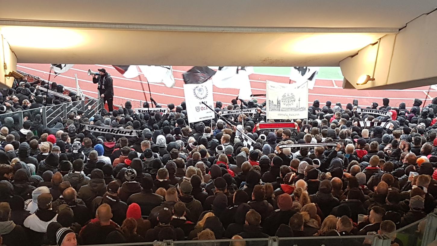 Eine ideale Übersicht haben die Polizisten auf dem Block 24. Unter ihnen tobt der harte Kern der Eintracht-Fans. Rund 4000 Gäste aus Hessen sind am Sonntag angereist. Mit U-Bahn-Sonderzügen kamen sie zum Stadion.