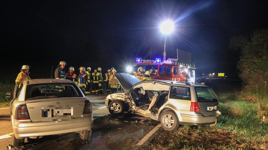Nach Unfall eingeklemmt: Feuerwehr befreit zwei Personen bei Bamberg