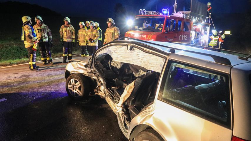 Nach Unfall eingeklemmt: Feuerwehr befreit zwei Personen bei Bamberg