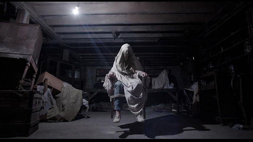 "The Conjuring" entwickelte sich in den vergangenen Jahren zum aktuell beliebtesten Horrorfilm überhaupt. Weil der James-Wan-Film so erfolgreich war, resultierte daraus sogar ein eigenes Filmuniversum, aus dem weitere Gruselfilme wie "Annabelle" (2014) oder "The Nun" (2018) hervorgingen. Teil eins soll auf den Erlebnisberichten einer Farmerfamilie in Rhode Island beruhen, handelt aber im Wesentlichen von den Warrens, Ermittlern für paranormale Vorkommnisse. Diese werden von einer Familie engagiert, die in ihrem Haus eine übernatürliche Präsenz wähnen. Bald schon greift diese auch die Warrens an... Macher James Wan entwickelte sich mit dem Film zum gefragtesten Horror-Regisseur, der nicht aber auf Innovation setzt, dafür auf umso effektvollere Inszenierung. Für viele Fans ist "The Conjuring" die Krone der Horror-Schöpfung.