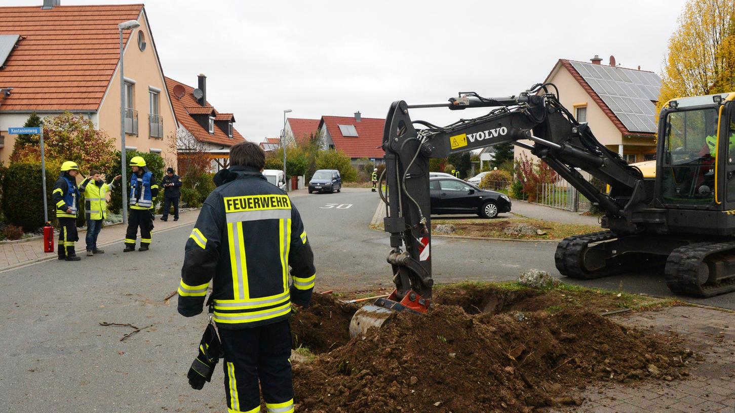 Weil in Baiersdorf in der Lindenstraße ein Bagger eine Gasleitung beschädigt hat, war die Feuerwehr im Großeinsatz.