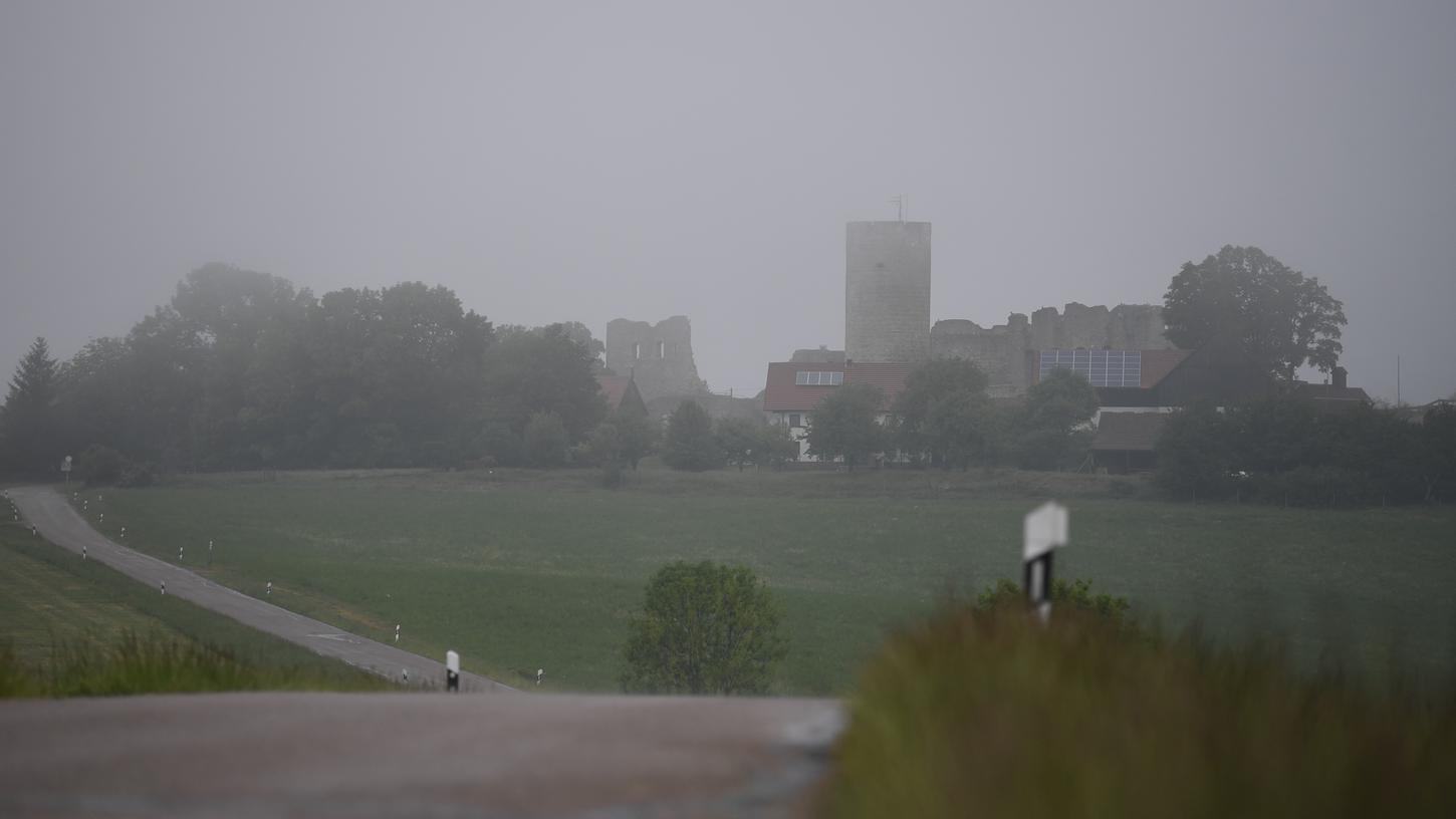 Es nebelt und nieselt rund um die Burgruine Wolfstein. Zuletzte wurde es feucht und nass. Aufatmen könne die Landwirte aber noch nicht.