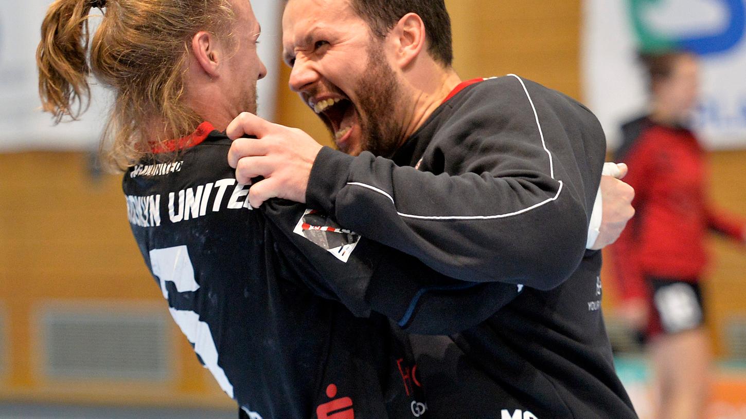 Kein Würge-Angriff, sonder einfach nur pure Freude: Mirko Scholten (rechts) und Philipp Hirning freuen sich gemeinsam über den Sieg.