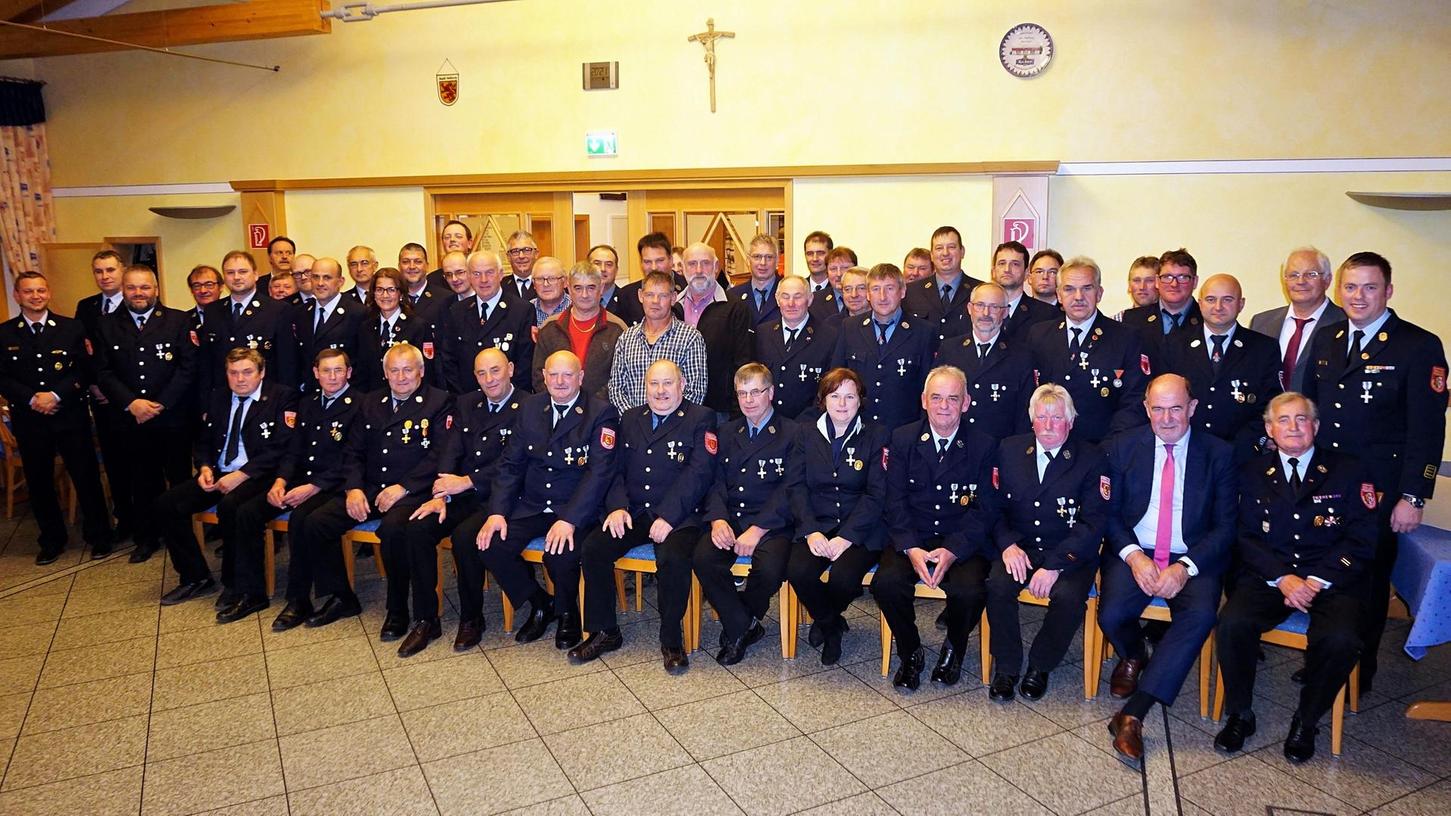 77 Feuerwehrleute aus Velburg ausgezeichnet
