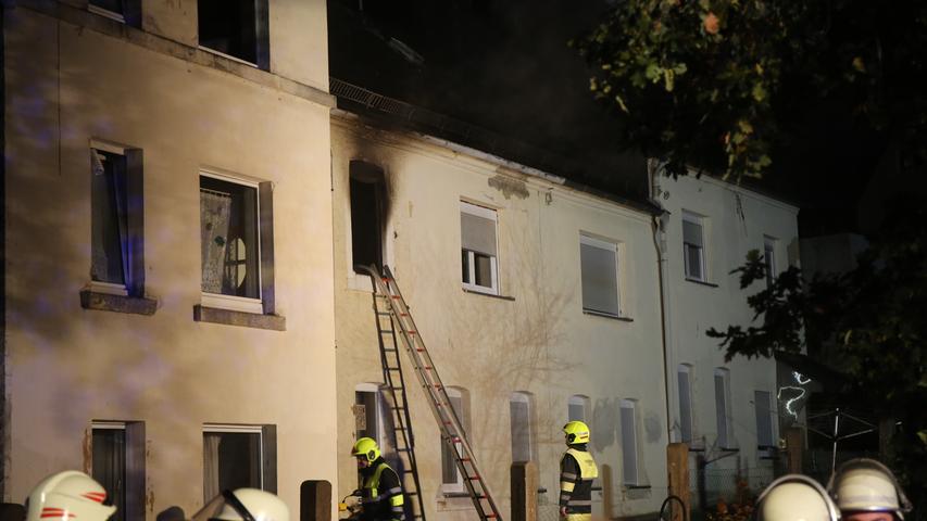 Feuer in Wohnhaus: Zimmer brennt in Selbitz komplett aus