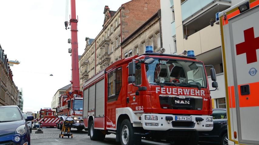 Rettungseinsatz in Fürther Südstadt: Person muss von Kran befördert werden